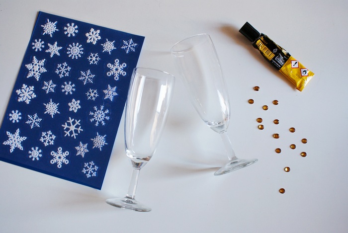 diy decorated flutes glasses christmas 
